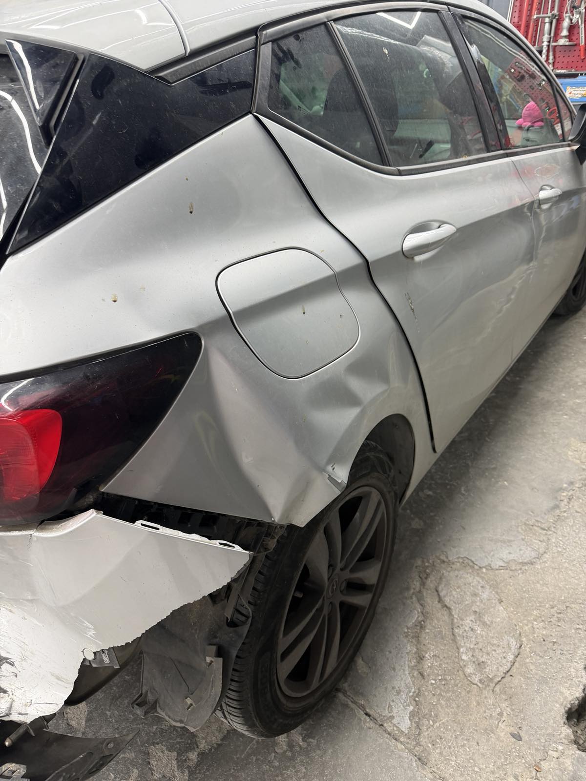 Λεπτομέρεια ζημιάς στο πλαϊνό φτερό αυτοκινήτου