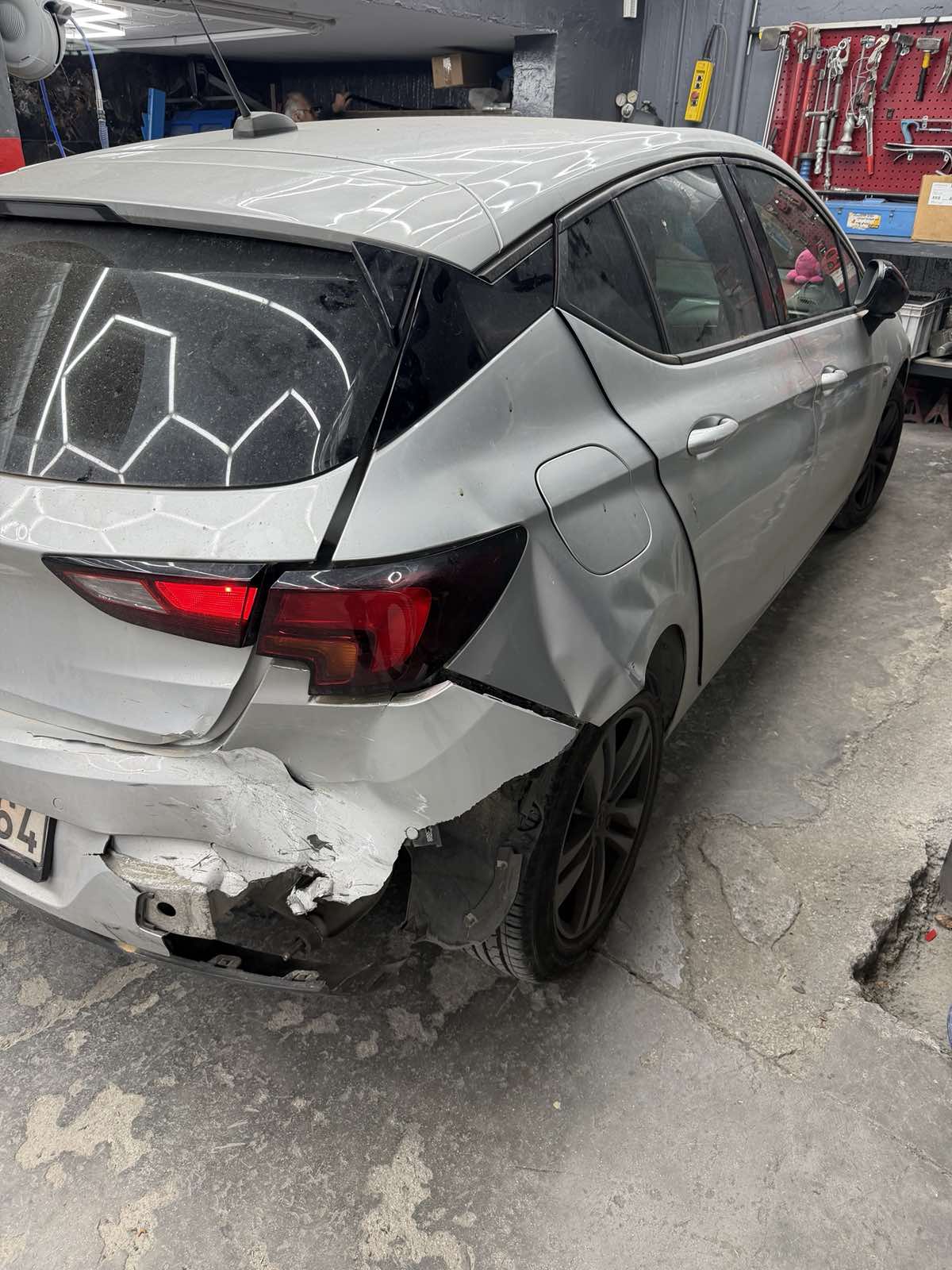 Opel Astra με ζημιά στο πίσω μέρος πριν την επισκευή